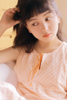 女医生检查男生下肢